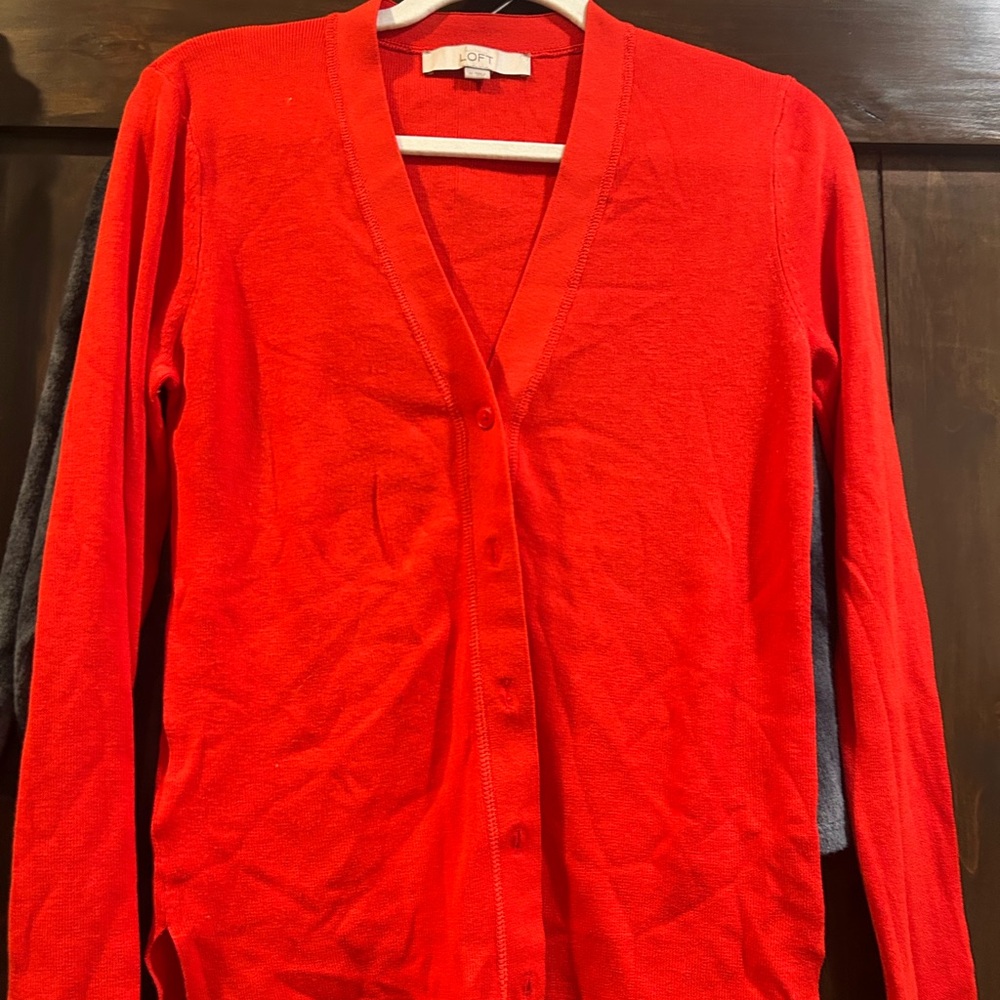 E126-LOFT Red V-neck Cardigan Sz. M Sweater Classic Knit EUC